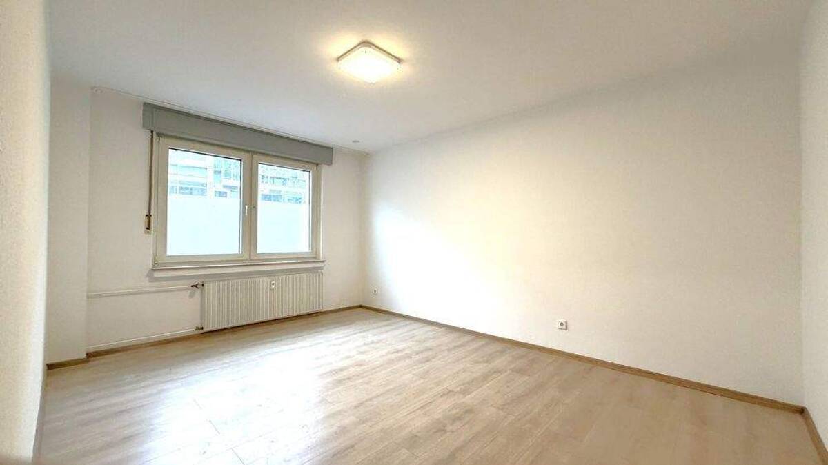 Modernisierte 3-Zimmer-Wohnung im Hochparterre mit zwei Stellplätzen in Duisburg-Hamborn! – 47166 Duisburg – Bild 1 von 7