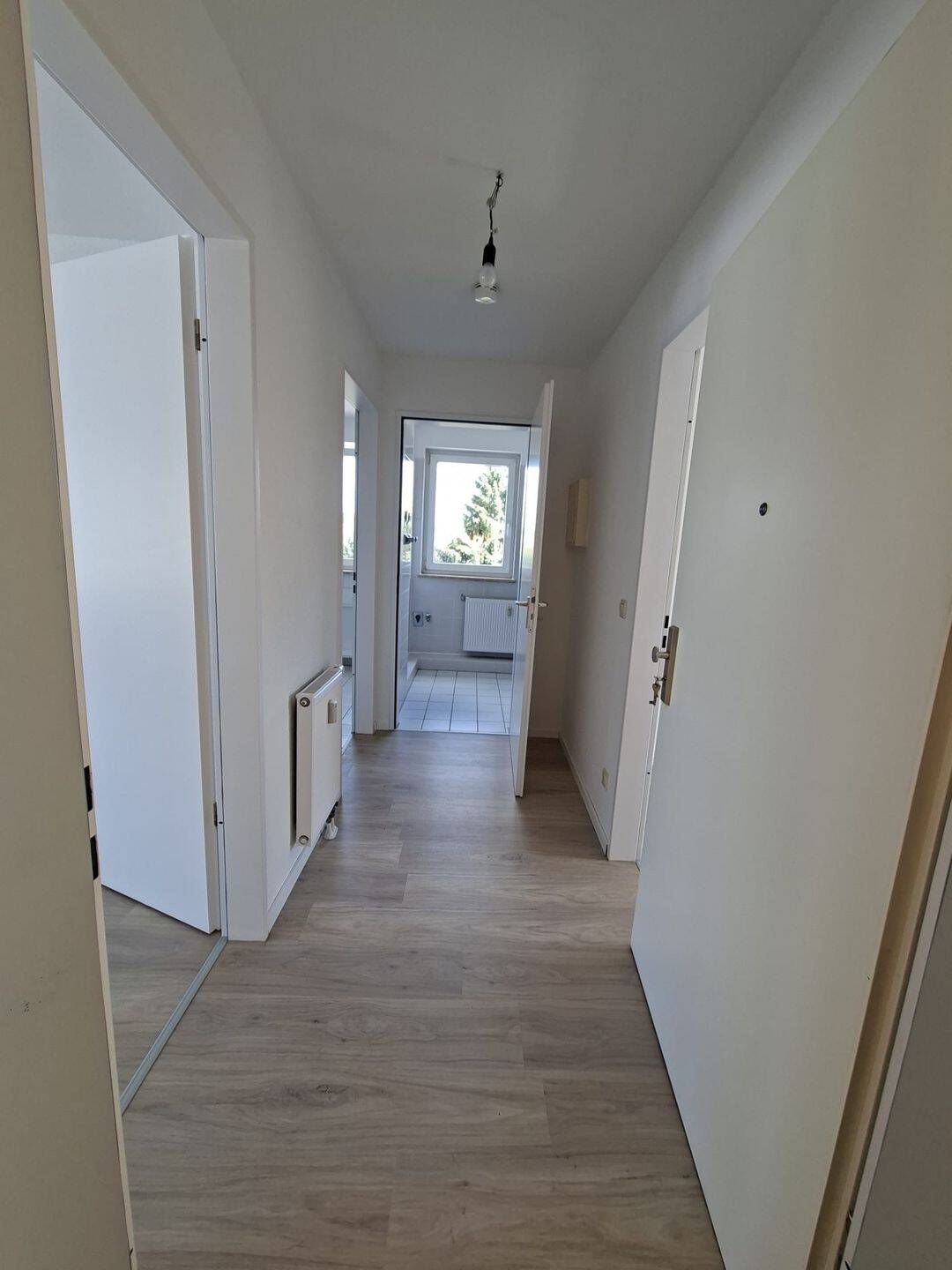Schöne 2,5 DG Wohnung m. Balkon im gepfl. 6 Parteien Haus in Berlin -Bohnsdorf zu vermieten – Berlin – Vorschaubild 2