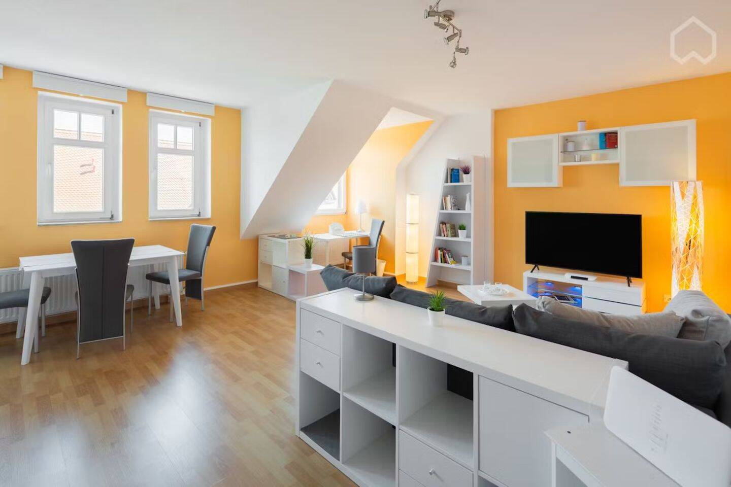 Helle möblierte Wohnung in zentraler Lage (WG-geeignet)