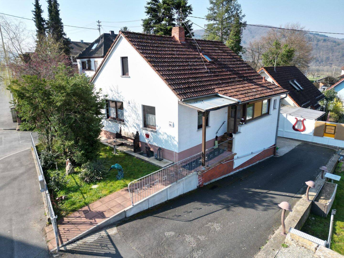 Charmantes Einfamilienhaus mit Dachterrasse, Garage und Garten - provisionsfrei für Käufer – Gemünden am Main – Bild 1 von 9