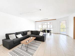 Erstklassige Drei-Zimmer-Wohnung mit Balkon in ruhiger, zentraler Lage – 60388 Frankfurt am Main – Vorschaubild 2