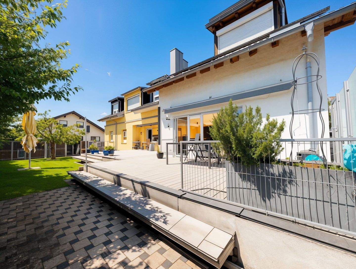 Modernisiertes Mehrfamilienhaus mit PV-Anlage & Garten in Aidlingen – Aidlingen – Bild 1 von 9