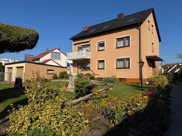 Attraktives Dreifamilienhaus in sehr guter Lage von Feucht – perfekt für Familien & Kapitalanleger – Feucht – Bild 1 von 9