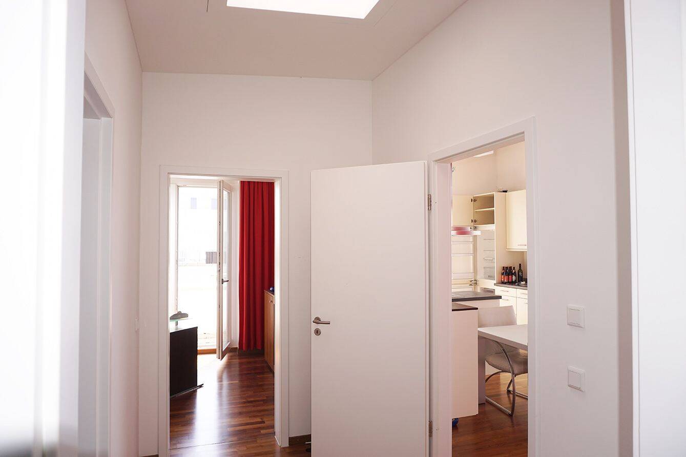 Exklusive 3-Zimmer-DG-Wohnung mit großer Süd-Dachterrasse, EBK, Lift, 2 Bädern und TG in Trudering – München – Vorschaubild 7