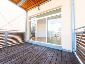 Mit Aufzug, großer Terrasse und neuer EBK!