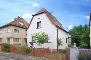 Freistehendes Einfamilienhaus mit großem Grundstück und Entwicklungspotential