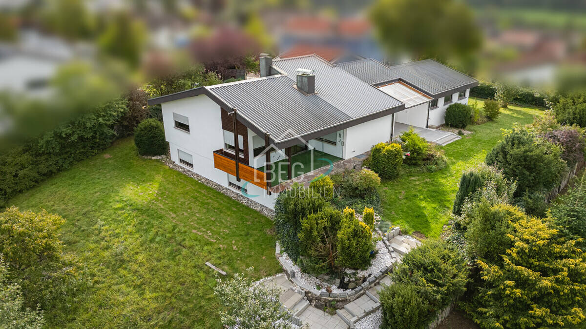 Bungalow mit Charakter: Panoramablick, Gartenidylle und Platz für Generationen – Crailsheim – Bild 1 von 9