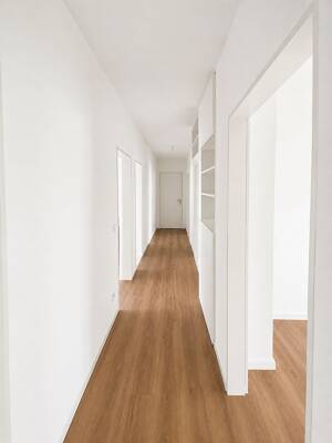 Frisch renovierte Wohnung (2026) mit neuem Bad und neuer Einbauküche sowie Garage und Balkon – 97209 Veitshöchheim – Vorschaubild 1