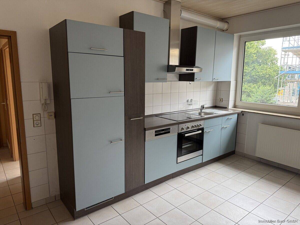 Helle und großzügig geschnittene 4 Zimmer Wohnung mit Terrasse in ruiger Lage
