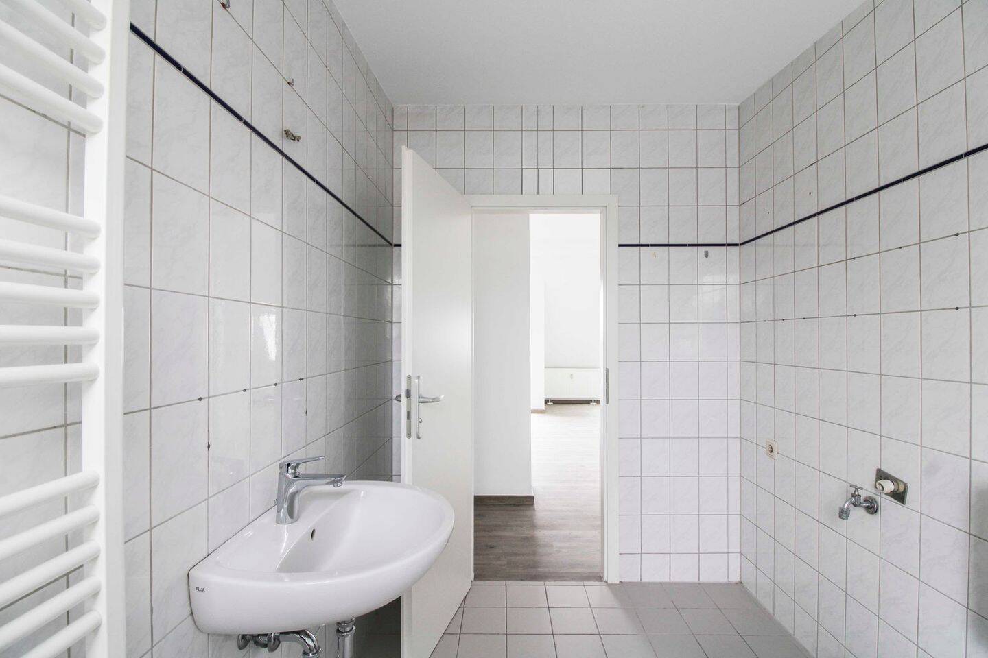 Sofort bezugsfrei: Frisch renovierte Dachgeschosswohnung (ohne Aufzug) im Altbau mit großem Balkon – Berlin – Vorschaubild 9