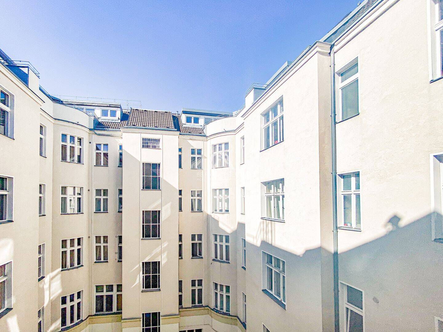 MOABIT - ZENTRAL UND RUHIG! SCHÖNE UND GEPFLEGTE ALTBAUWOHNUNG IM GARTENHAUS! PROVISIONSFREI! – Berlin – Vorschaubild 9