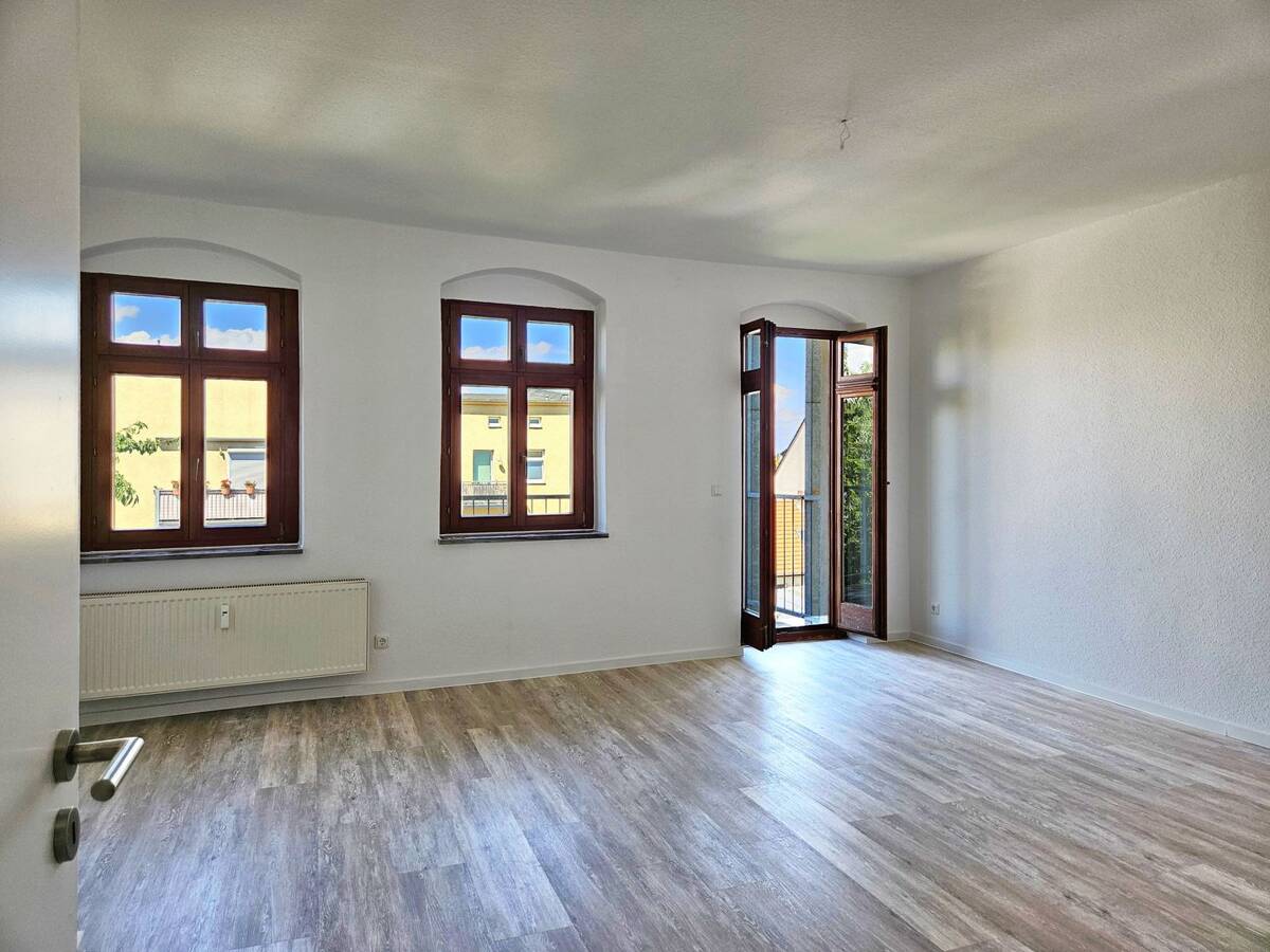 Mit Video: Frisch sanierte große 2-Raumwohnung im Dachgeschoss – 39112 Magdeburg – Bild 1 von 9