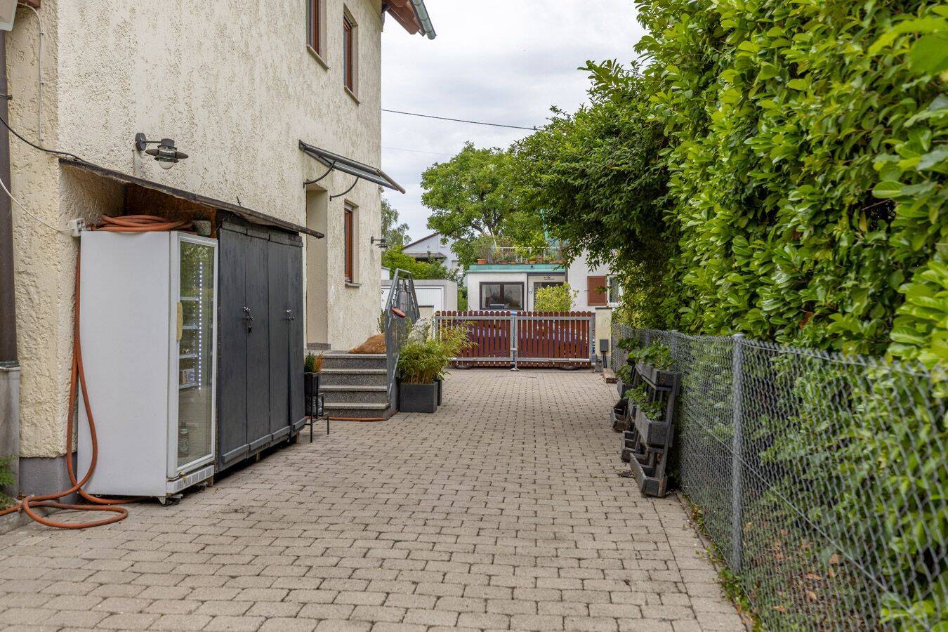 Seltene Gelegenheit in München-Allach: Fünfparteienhaus mit traumhaftem Grundstück, Pool und Garten – München – Vorschaubild 7