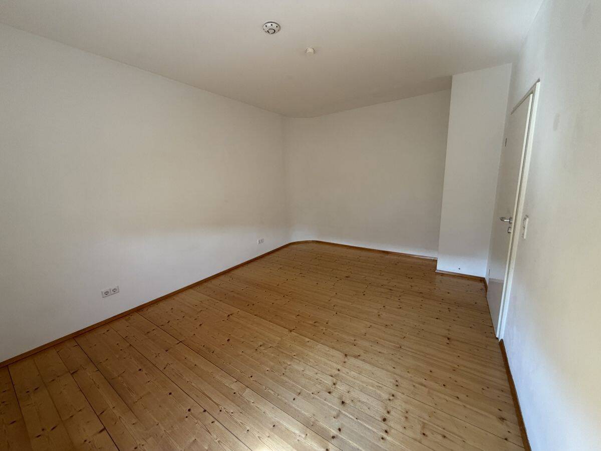 Charmante 2-Zimmer-Dachgeschosswohnung mit Einbauküche in der Karlsruher Südstadt – Karlsruhe – Vorschaubild 2