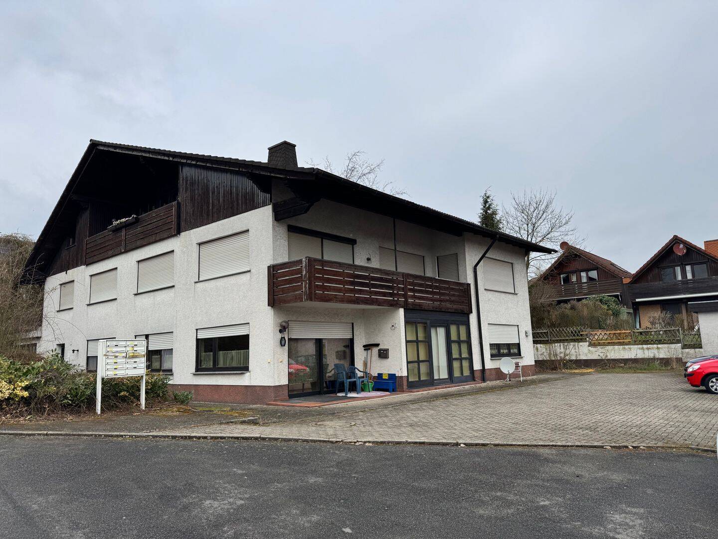 Wohnraum mit Substanz und Potenzial - MFH mit 7 Wohneinheiten, großem Grundstück und Garage – Bad Zwesten – Bild 1 von 9