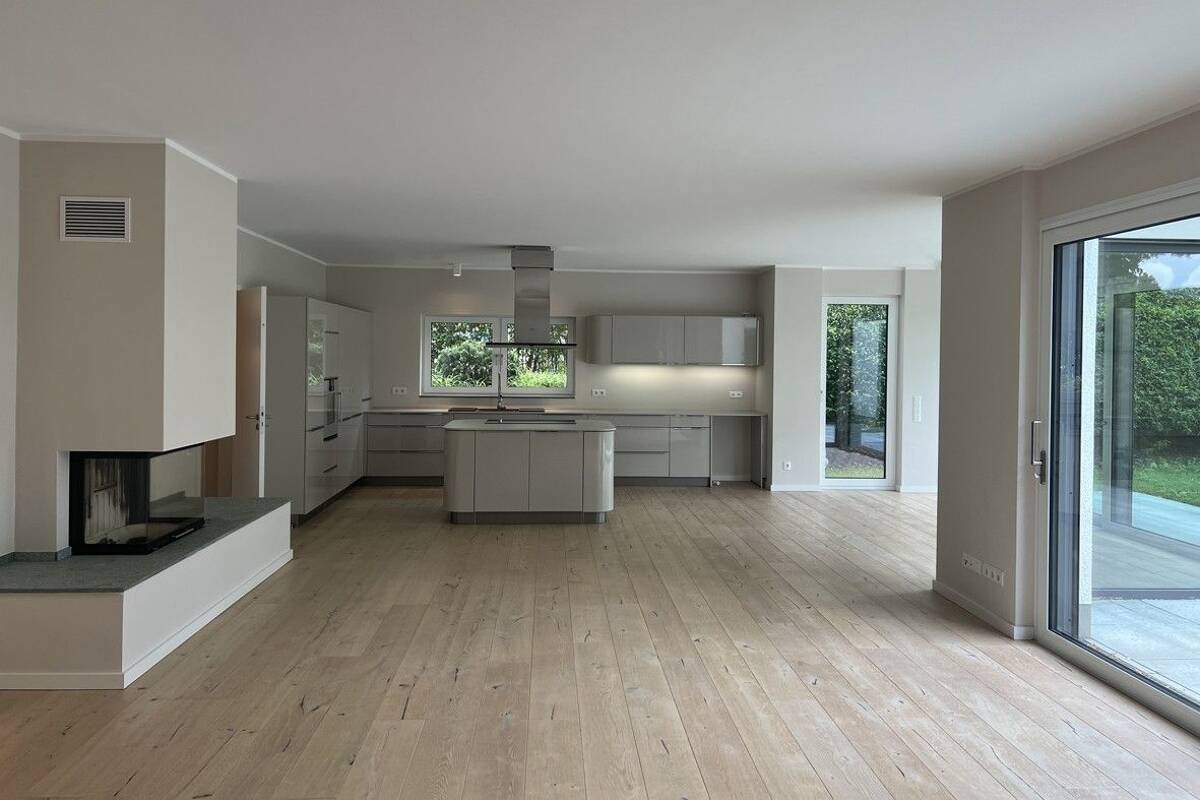 Stil & Raum im Brucker Holt! Exquisite Luxus-Wohnung mit EBK, Kamin & Gartenterrasse – 45133 Essen – Bild 1 von 9
