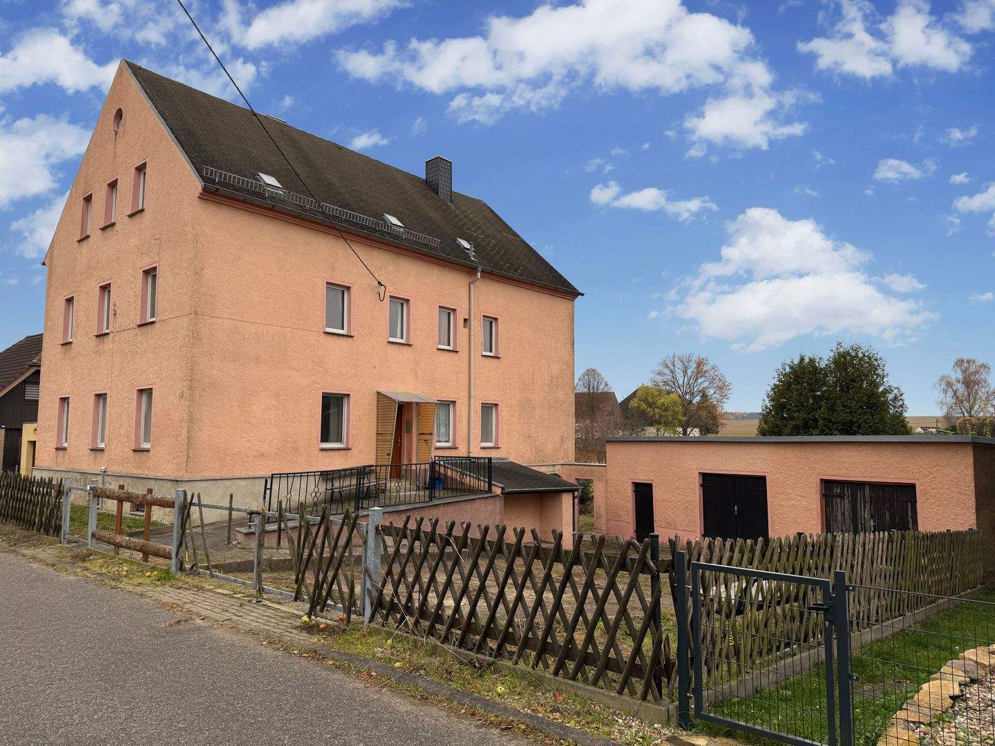 Freistehendes Haus mit Garagen, Einfahrt und Garten in Waldheim – Waldheim – Vorschaubild 2