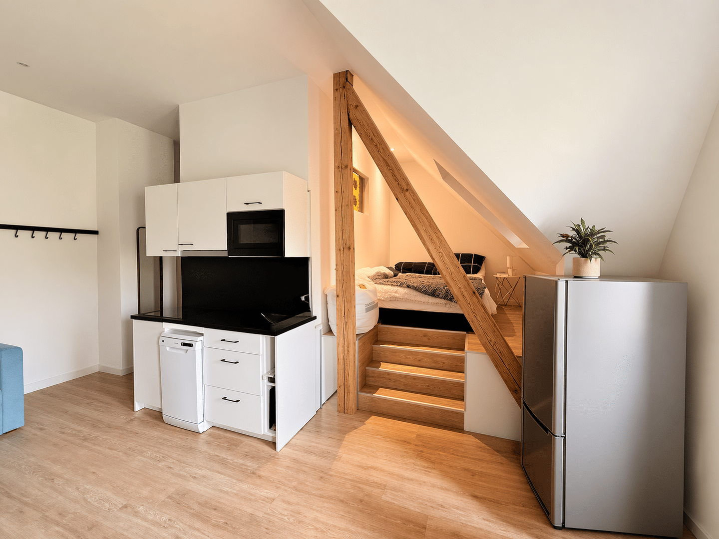 Attraktive Kapitalanlage: Saniertes und möbliertes 1,5-Zimmer-Apartment – Düsseldorf – Vorschaubild 2