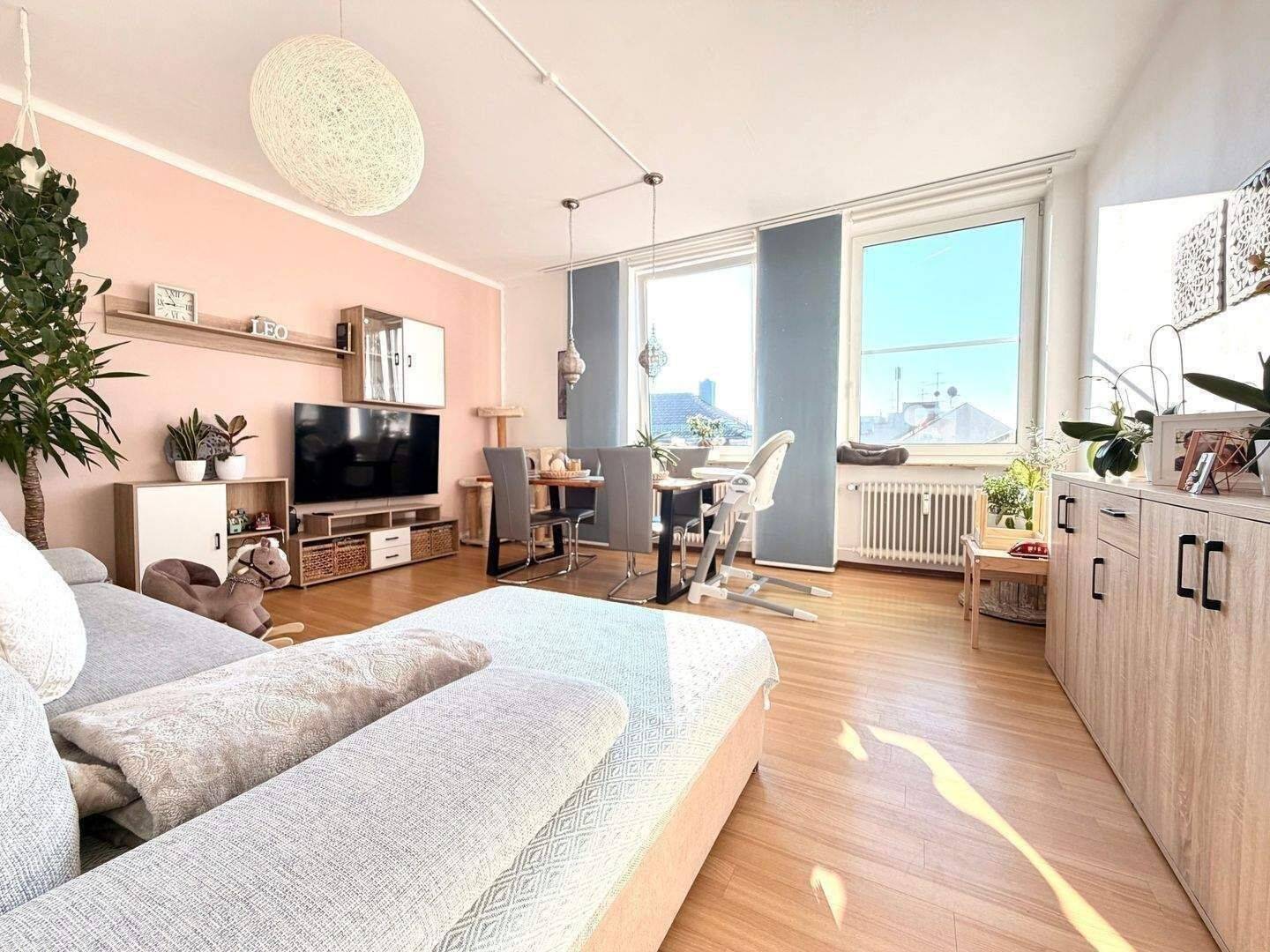 lichtdurchflutete 2 Zimmer Wohnung +++ mit Badewanne & Aufzug +++