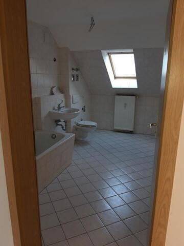 Gemütliche DG 3-Zimmer Wohnung mit Laminat und Wannenbad in guter Lage. – Chemnitz – Vorschaubild 3