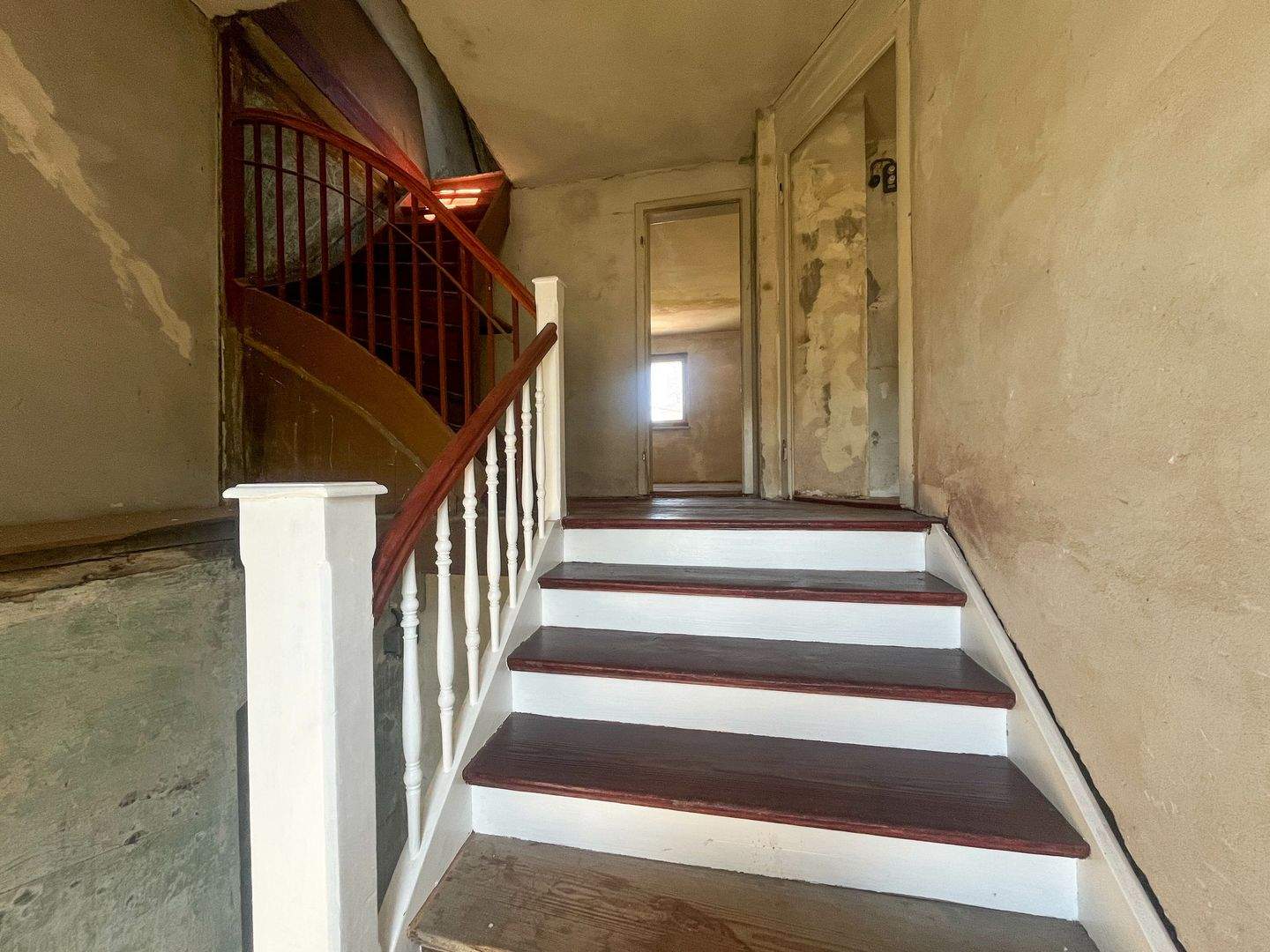 Verkauf wird ein sanierungsbedürftigen Mehrfamilienhauses in ruhiger Oberstadtlage – Glauchau – Bild 1 von 9
