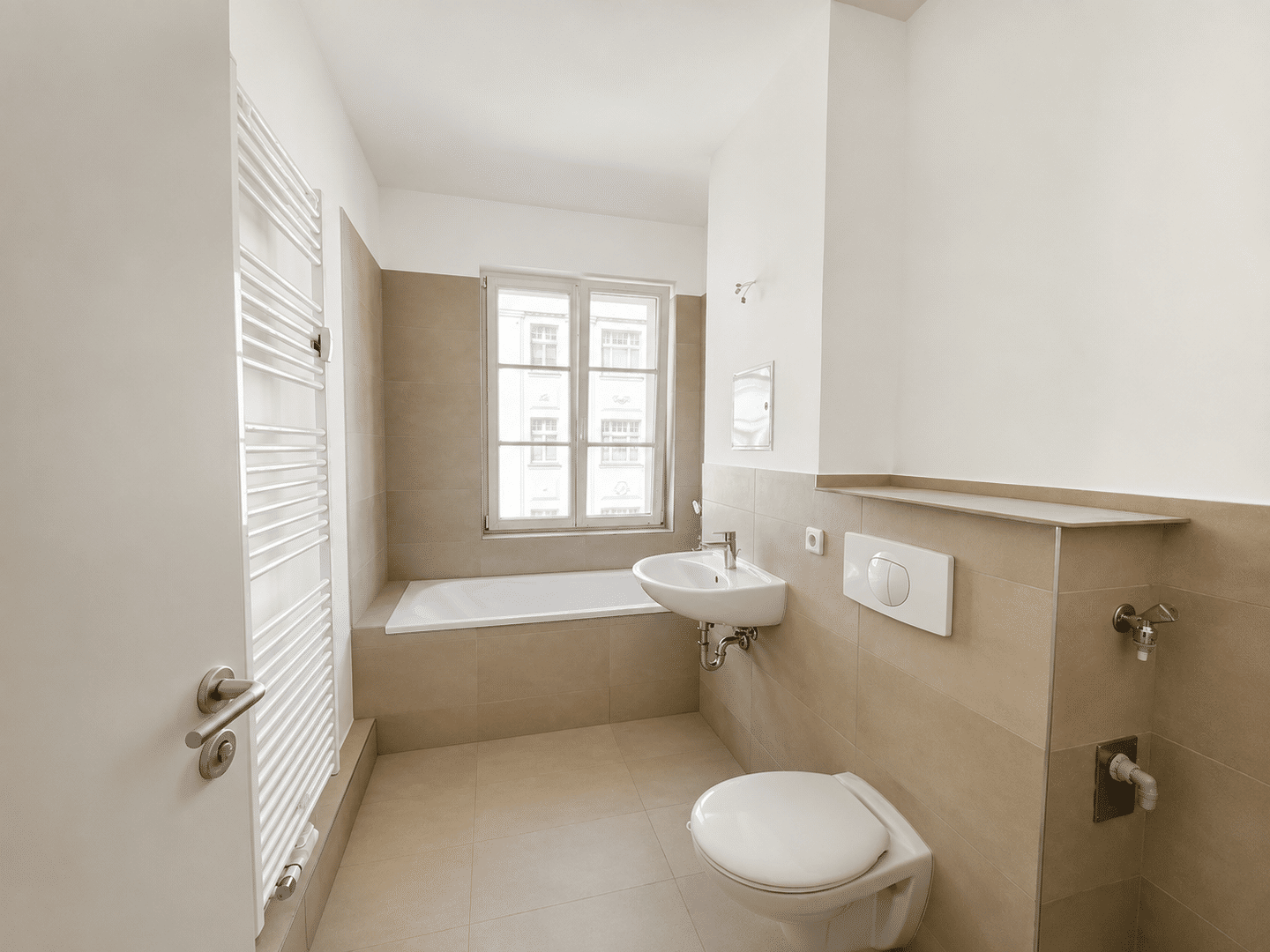 Helles WG-Zimmer in frisch sanierter Wohnung