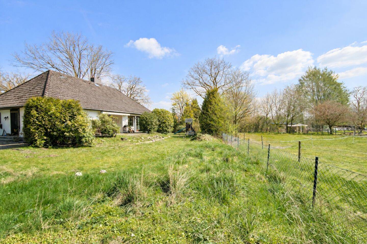 Ihr Einfamilienhaus im Grünen mit bis zu 172 m² Wohnfläche, Vollkeller & Blick auf Pferdekoppel – Harmstorf – Bild 1 von 9