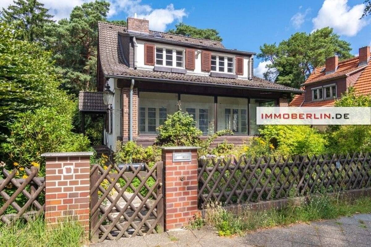 IMMOBERLIN.DE - Toplage! Kleine charmante Villa mit Tiefgarage & Gartenidyll – 14129 Berlin – Bild 1 von 9