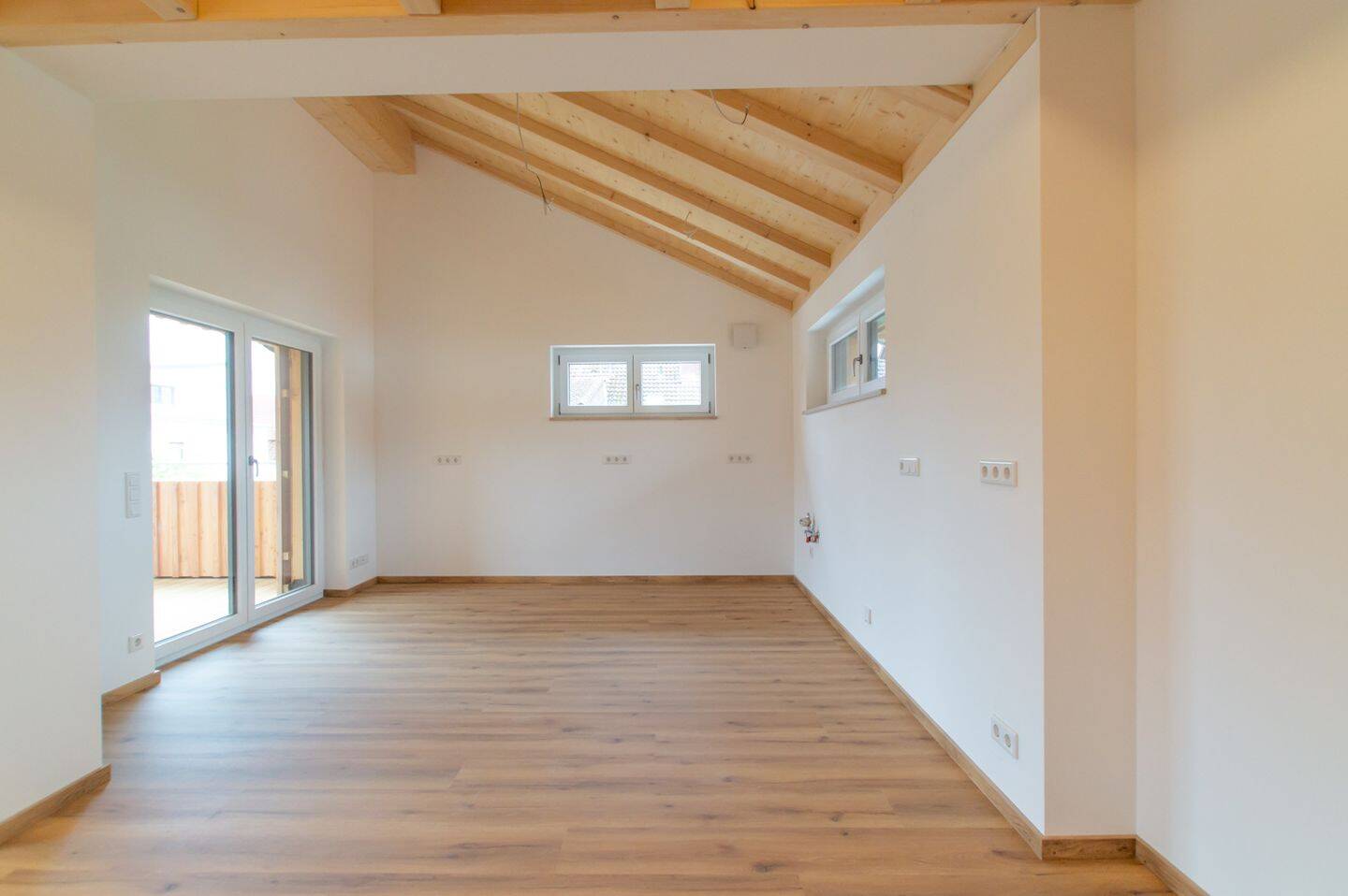 Erstbezug + 3 Zimmer, Dachstudio, Loggia und Holzfassade + PV-Anlage und Wärmepumpe – Ingolstadt – Vorschaubild 2