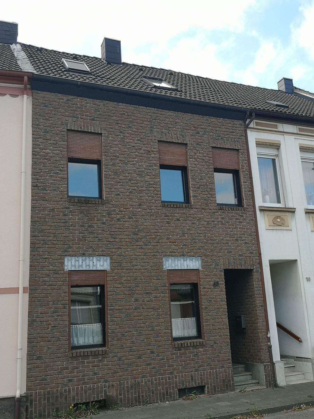 Einfamilienreihenhaus mit Anbau, Keller und Garten in verkehrsgünstiger Vorstadtlage - reserviert – Jüchen – Bild 1 von 8