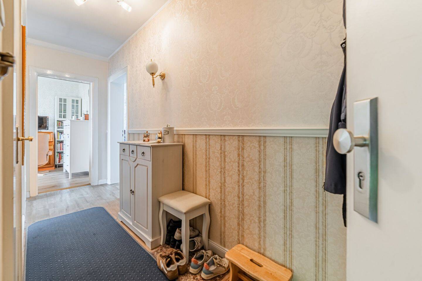 2-Zimmer-Wohnung mit Einbauküche, Kamin im Wohnzimmer, eigenem Gartenanteil und Loggia – Kiel – Vorschaubild 2