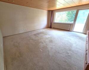 Sanierungsbedürftiges Mehrfamilienhaus in Feldrand- und Sackgassen Lage mit KFZ Stellplätzen – 60437 Frankfurt am Main – Vorschaubild 4