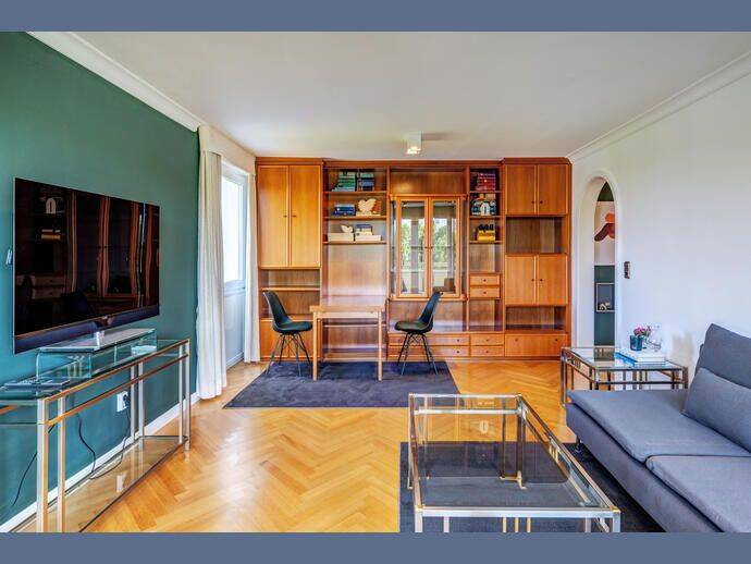 Möbliert: Sehr schöne 2-Zimmer Wohnung im 6. OG mit Blick ins Grüne – München – Vorschaubild 2