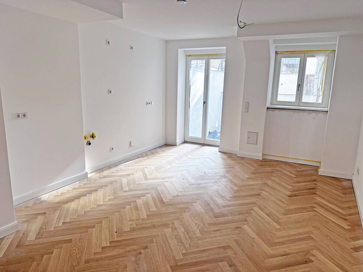 Palais Friedenau: Elegantes 3-Zimmer-Souterrain mit Terrasse - überraschend hell, Erstbezug