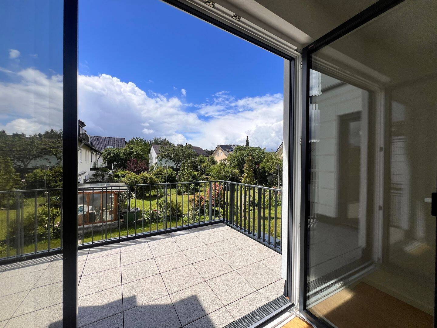 NEUBAU-3-Zimmerwohnung mit zwei Balkonen in schönster Wohnlage – München – Vorschaubild 3