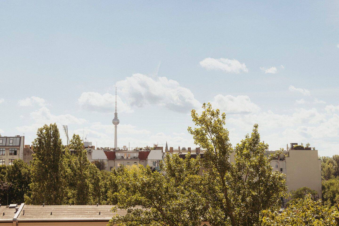 Stilvoll sanierte Altbauwohnung mit Südbalkon und Blick über die Stadt – Berlin – Vorschaubild 3
