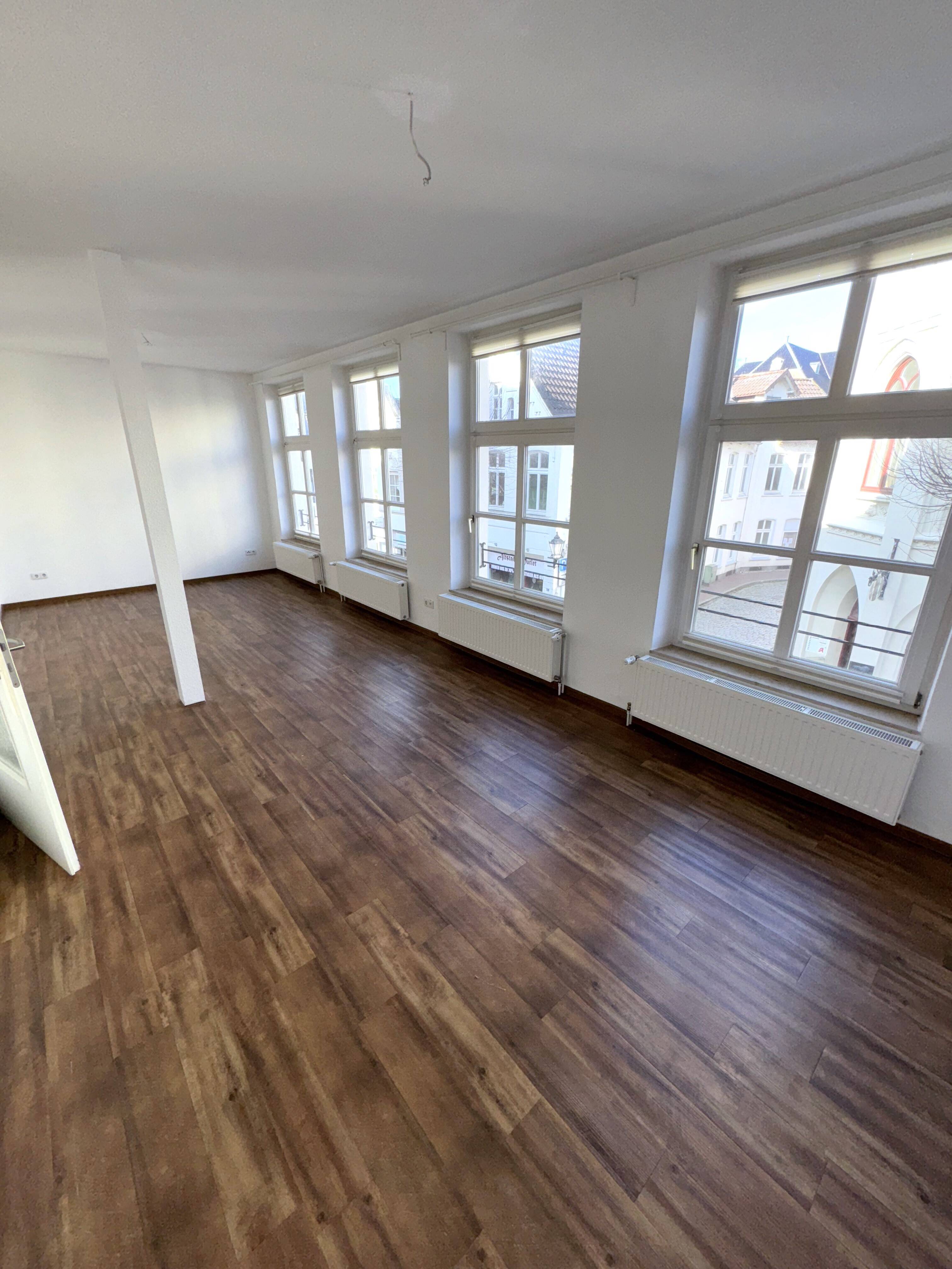 Exklusives Wohnhighlight für Altstadtliebhaber: Traumhafte 3-Zimmer-Wohnung in Hafennähe