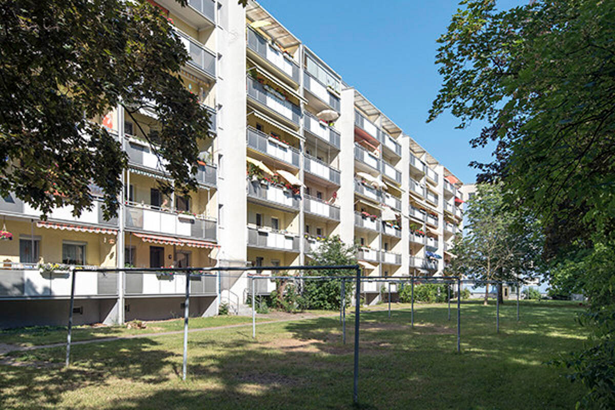 Perfekt für Sie: sofort bezugsfertige 4-Zimmerwohnung mit Balkon und Aufzug! – 1239 Dresden – Bild 1 von 9