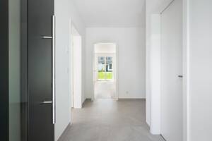 RESERVIERT: NEUBAU-Doppelhaushälfte mit wohnlich ausgebautem Souterrain (+ 2. Bad) und großem, sonnigen Garten – 80995 München – Vorschaubild 2