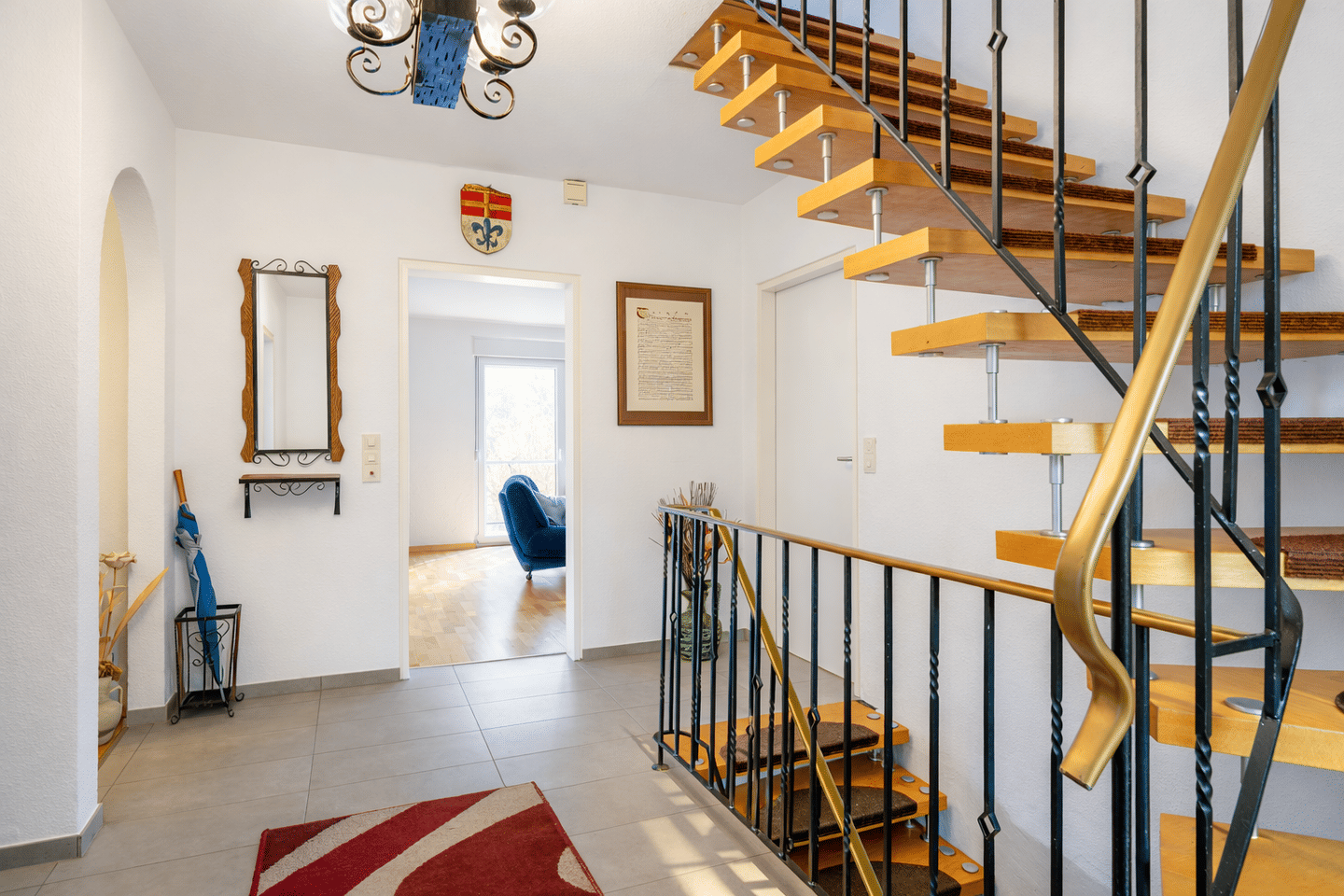 Charmantes, freistehendes Einfamilienhaus auf großzügigem 1.250 m² Grundstück. – Battenberg – Bild 1 von 8