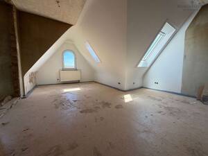 Sanierungsobjekt mit Potenzial - 2,5-Zimmer-Dachgeschosswohnung im Jugendstilhaus