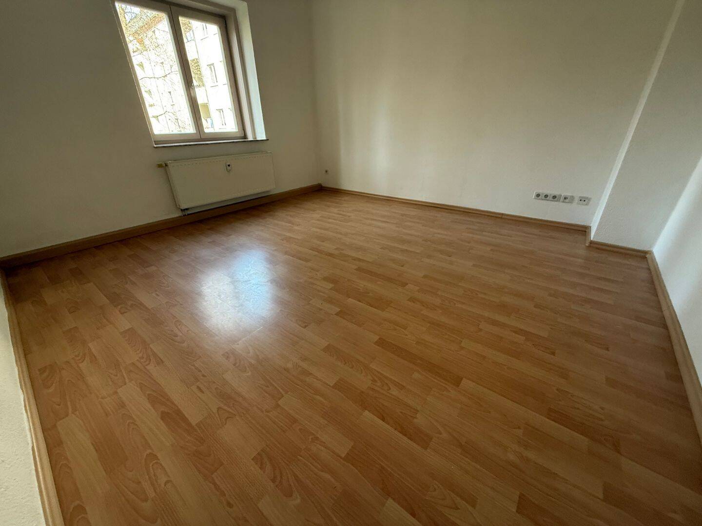Komplett zum Innenhof / mit Balkon und Bad mit Fenster - frei ab 1.9.26 – Chemnitz – Vorschaubild 8
