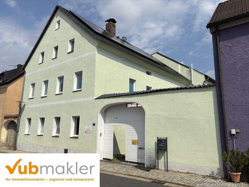 Mehrfamilienhaus, renovierte Wohnungen mit großem Nebengebäude , starker PV Anlage und sehr viel Potenzial – Waidhaus – Bild 1 von 9