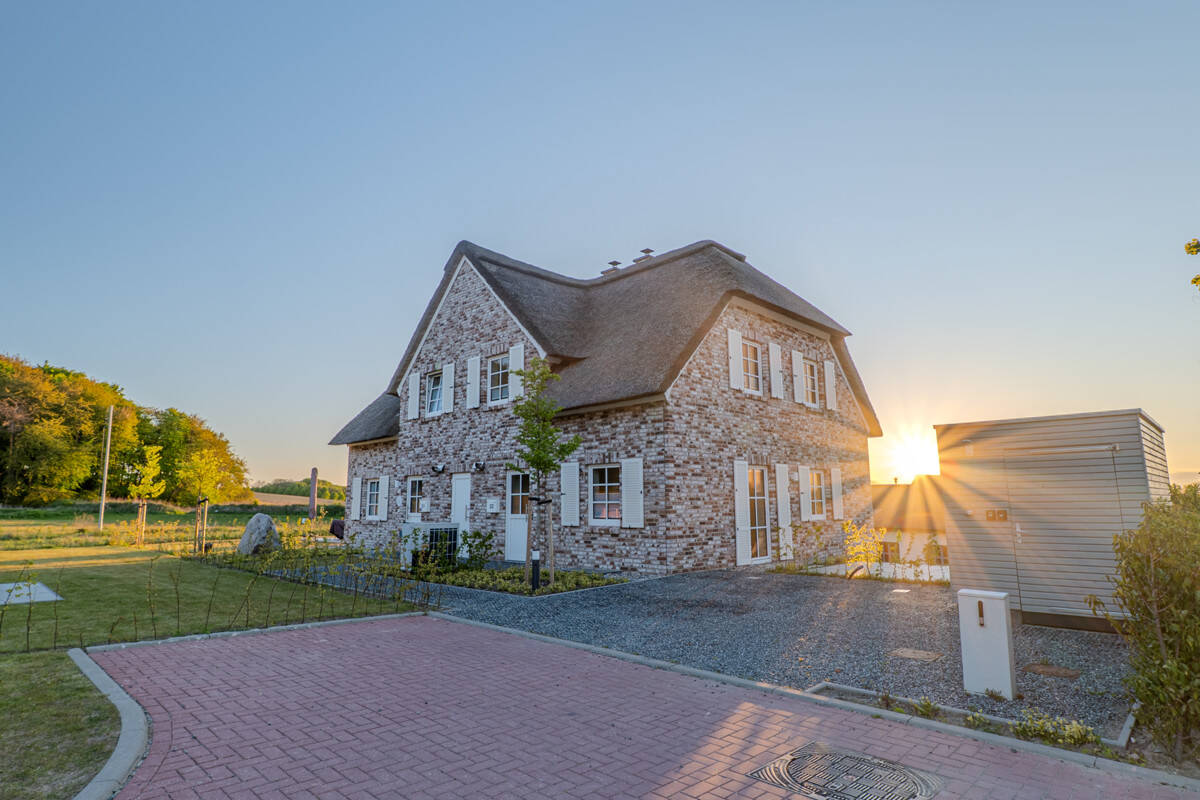 Rügen, Architektur & Meer - idyllische Lage und exklusive Ausstattung 'Reetdachvillen am Schloss'