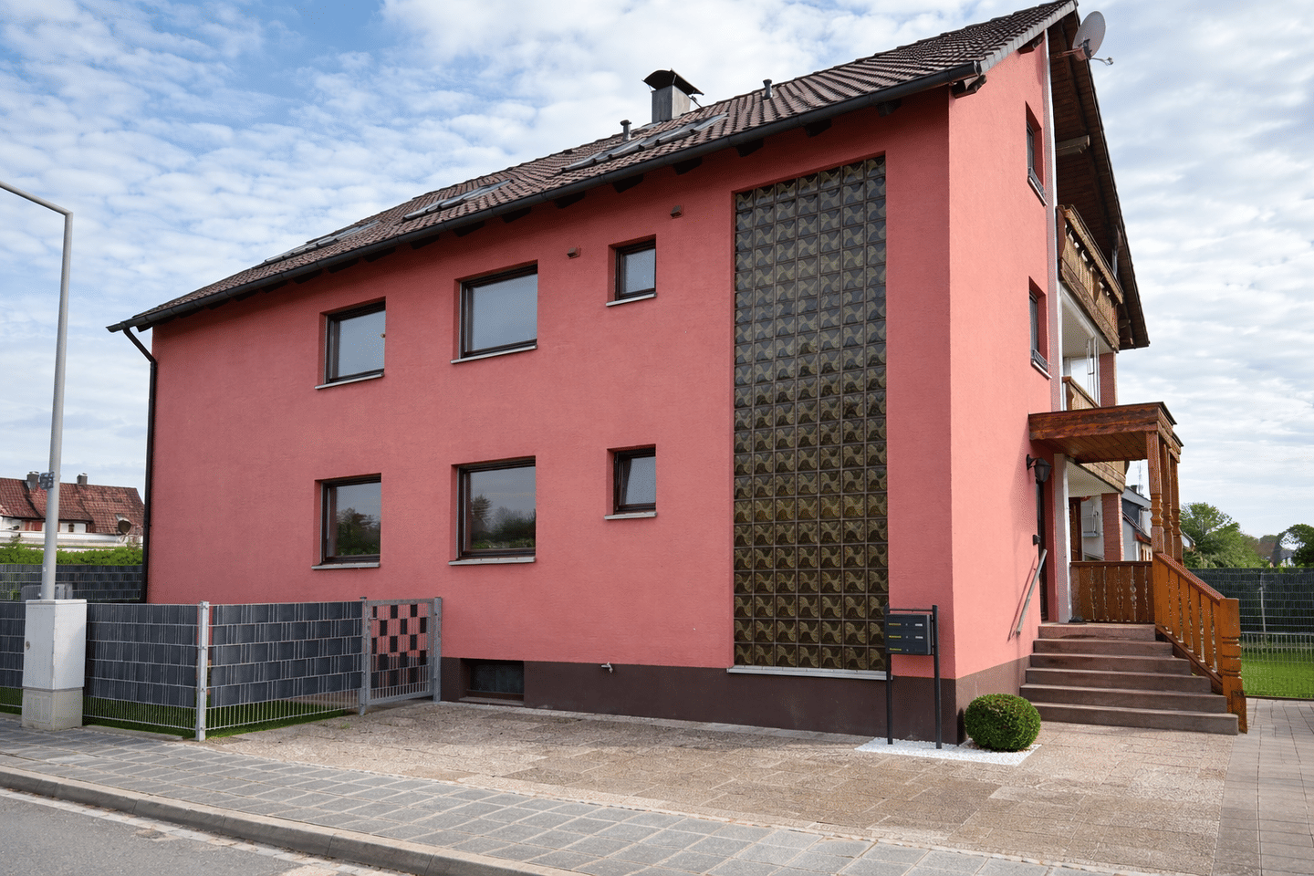 4-Zimmer Obergeschosswohnung (1.OG.) mit 109 m², 2-Balkonen, Einbauküche, Kellerabteil, mit Kfz Stellplatz in Nürnberg – Nürnberg – Vorschaubild 2