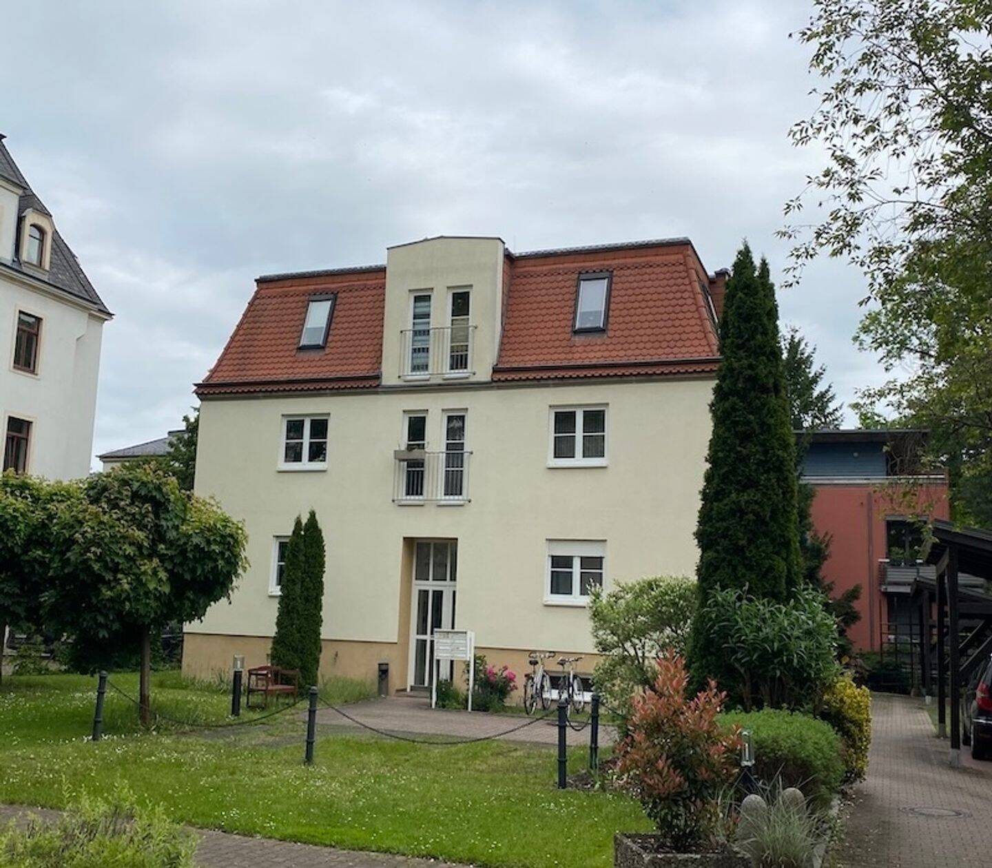 Charmante 2,5 Zimmer-Dachgeschosswohnung mit Balkon und Carport in Dresden-Striesen