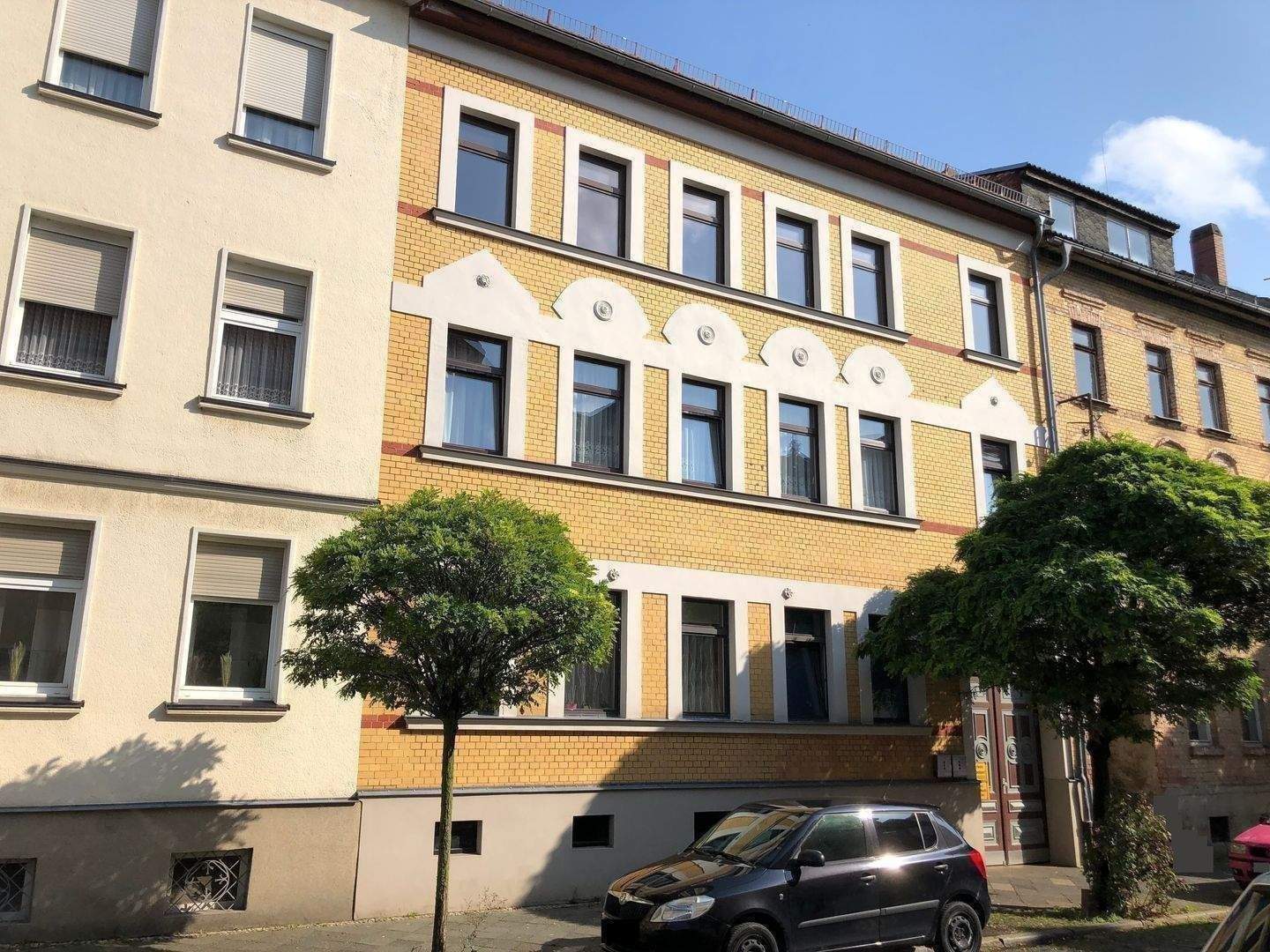 APOLDA – Teilsaniertes Mehrfamilienhaus mit viel Potential durch Ausbaureserven, Nebengelaß und Zufahrt – Apolda – Bild 1 von 9