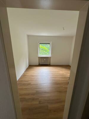 Frisch renovierte Wohnung (2026) mit neuem Bad und neuer Einbauküche sowie Garage und Balkon – 97209 Veitshöchheim – Vorschaubild 5