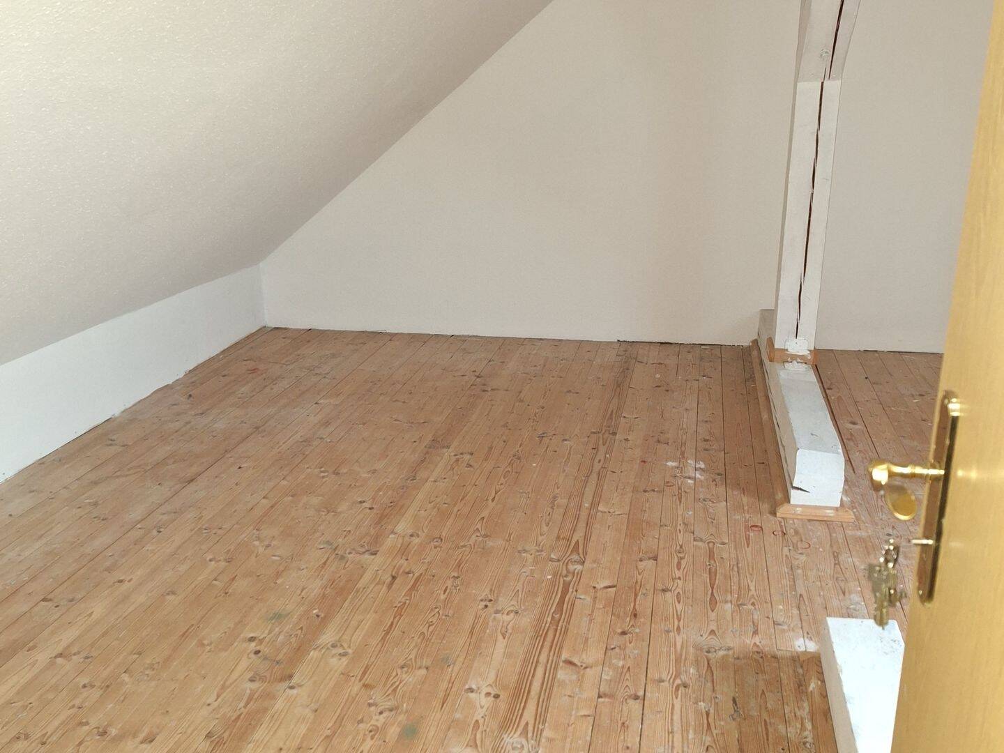 Gemütlich im Dachgeschoss mit Küche und Balkon – Chemnitz – Vorschaubild 9