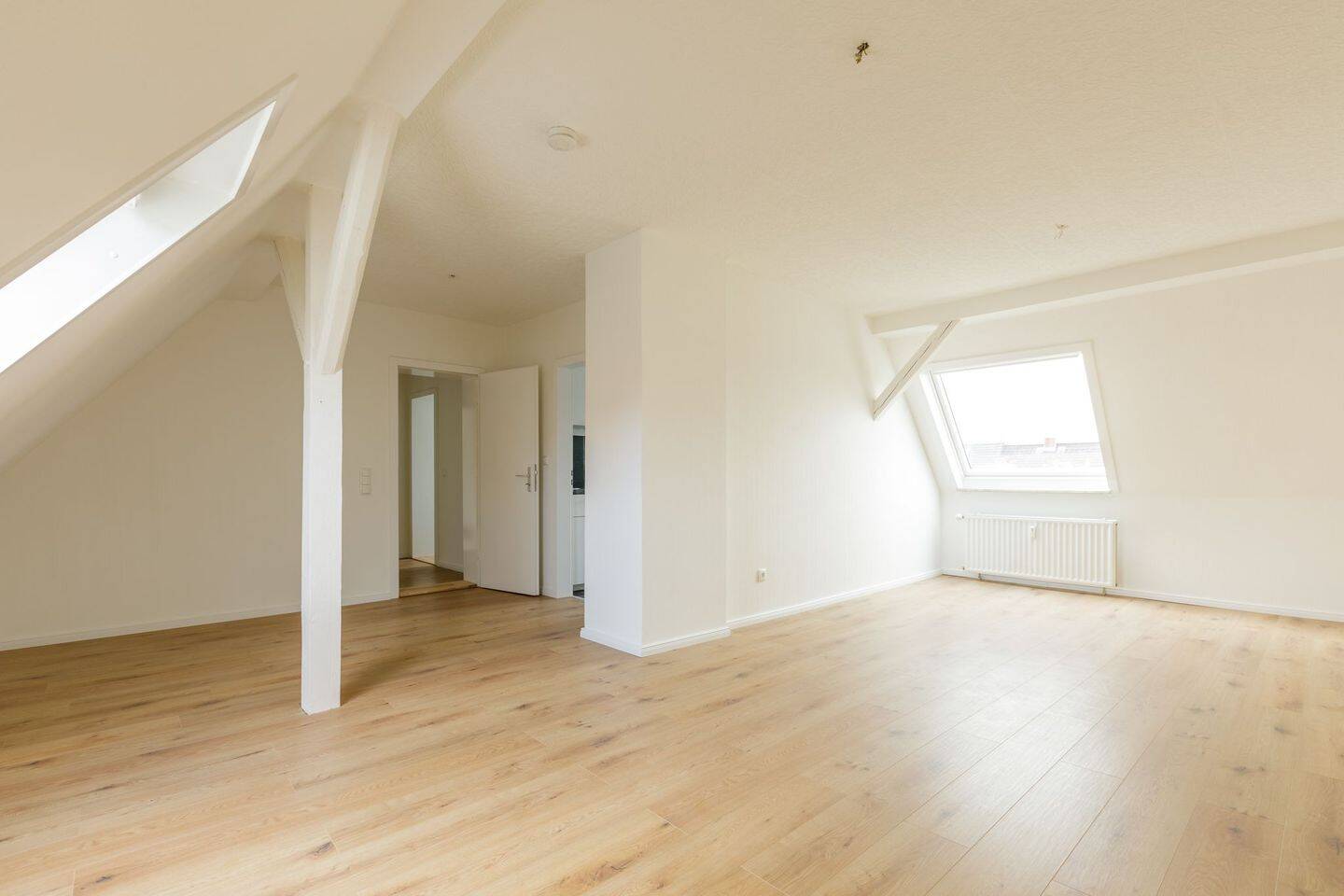 Ab 15.10. - Sanierte DG-Wohnung auf Wunsch mit Garten